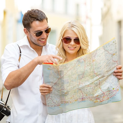 coppia-felice-viaggio-cartina-escursione1080